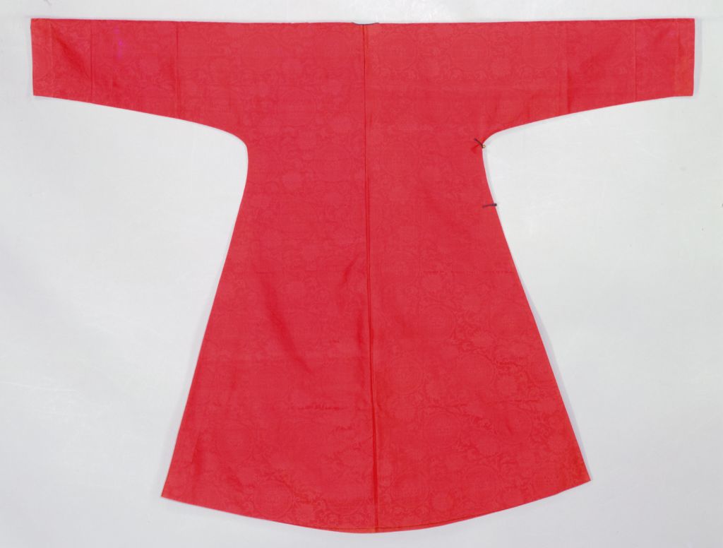 大红绸暗花夔龙牡丹纹衬衣背面